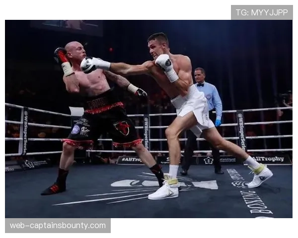 “国王”卡勒姆·史密斯的转型：从超中量级到轻重量级的适应与挑战